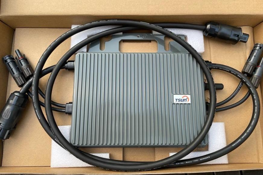 Der Karton und Lieferumfang des Wechselrichters wird im Test gezeigt.